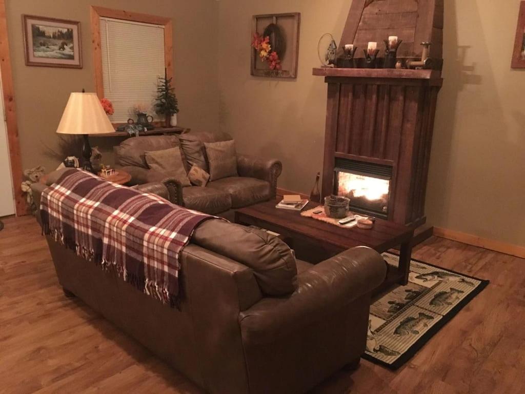 Gas Fireplace, Firepit, And Cedar Adirondack Chair Spencer Εξωτερικό φωτογραφία